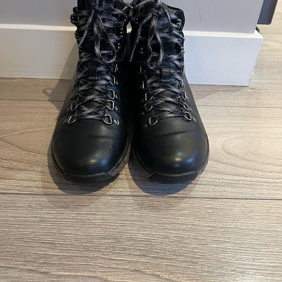 Clarks ,leather,waterproof boots - Picture 2 of 7